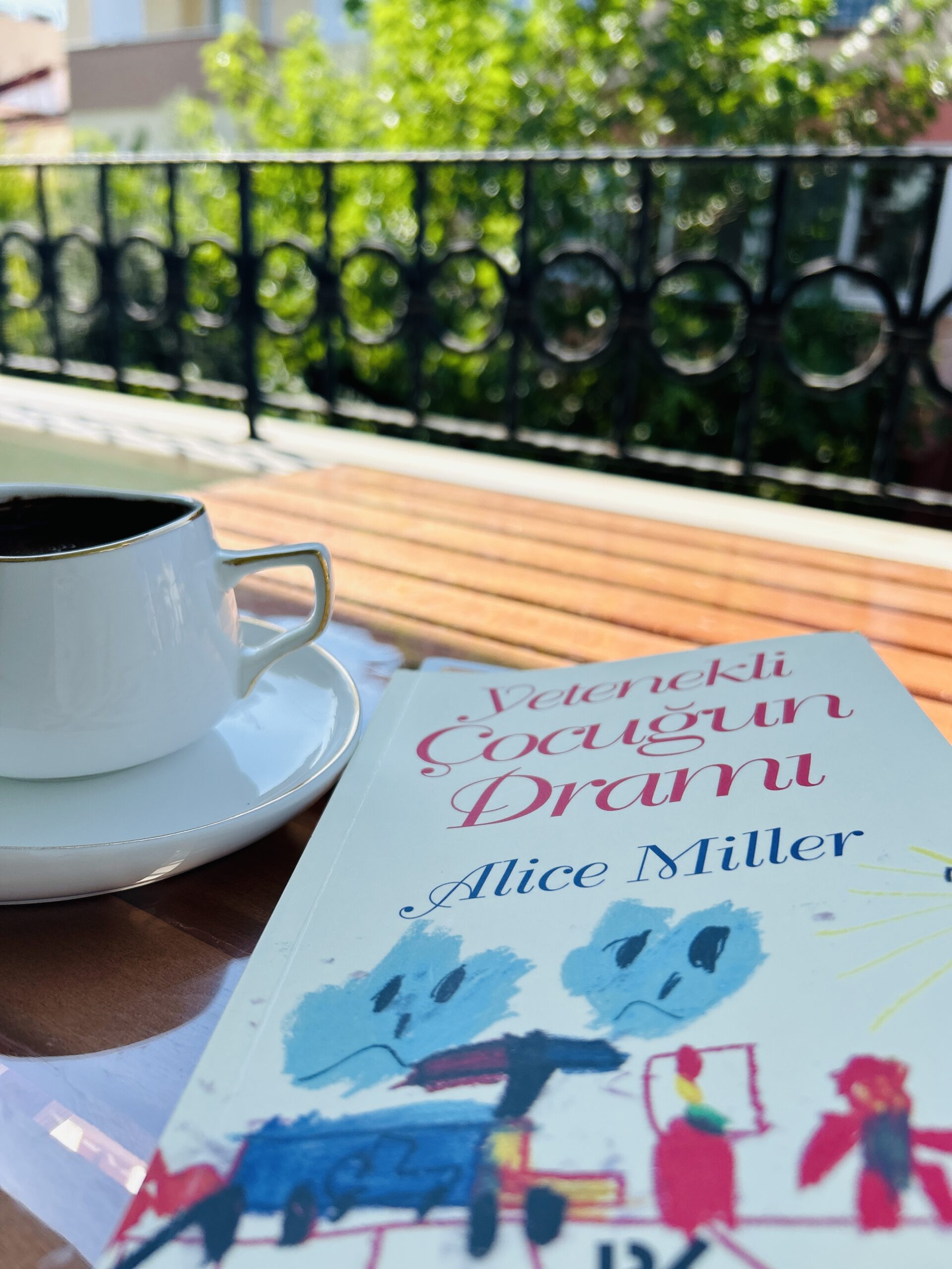 Çocukluk Yaralarının Sessiz Tanığı: Alice Miller’dan “Yetenekli Çocuğun Dramı”